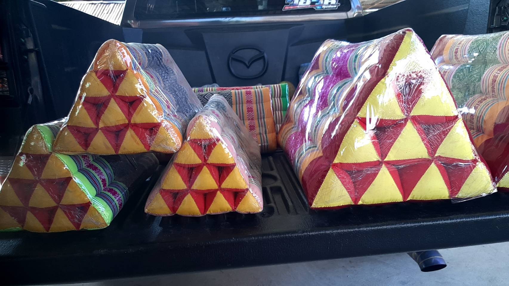 หมอนสามเหลี่ยมโบราณ ขนาด10 ช่องเดี่ยว //Ancient Pillow large 9 rows 38x20cm kapok 100%Traditional Floor Cushion.