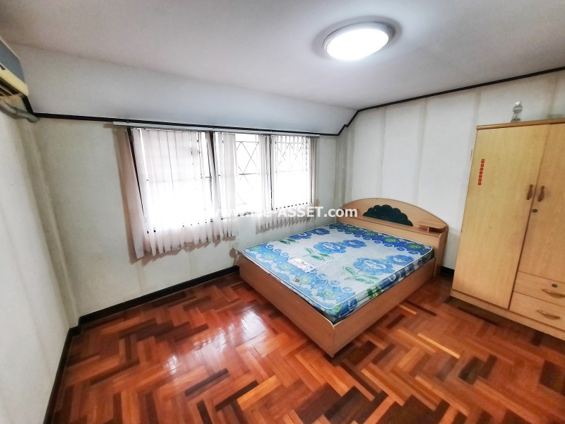 ขายทาวน์โฮม 3 ชั้น 18 ตรว ม.พรบดินทร ถ.นวมินทร์ 157 เขตบึงกุ่ม กรุงเทพฯ / การเดินทางสะดวกสามารถเข้า-ออกได้หลายเส้นทาง อาทิ ซอยนวลจันทร์ 36, 56, 157