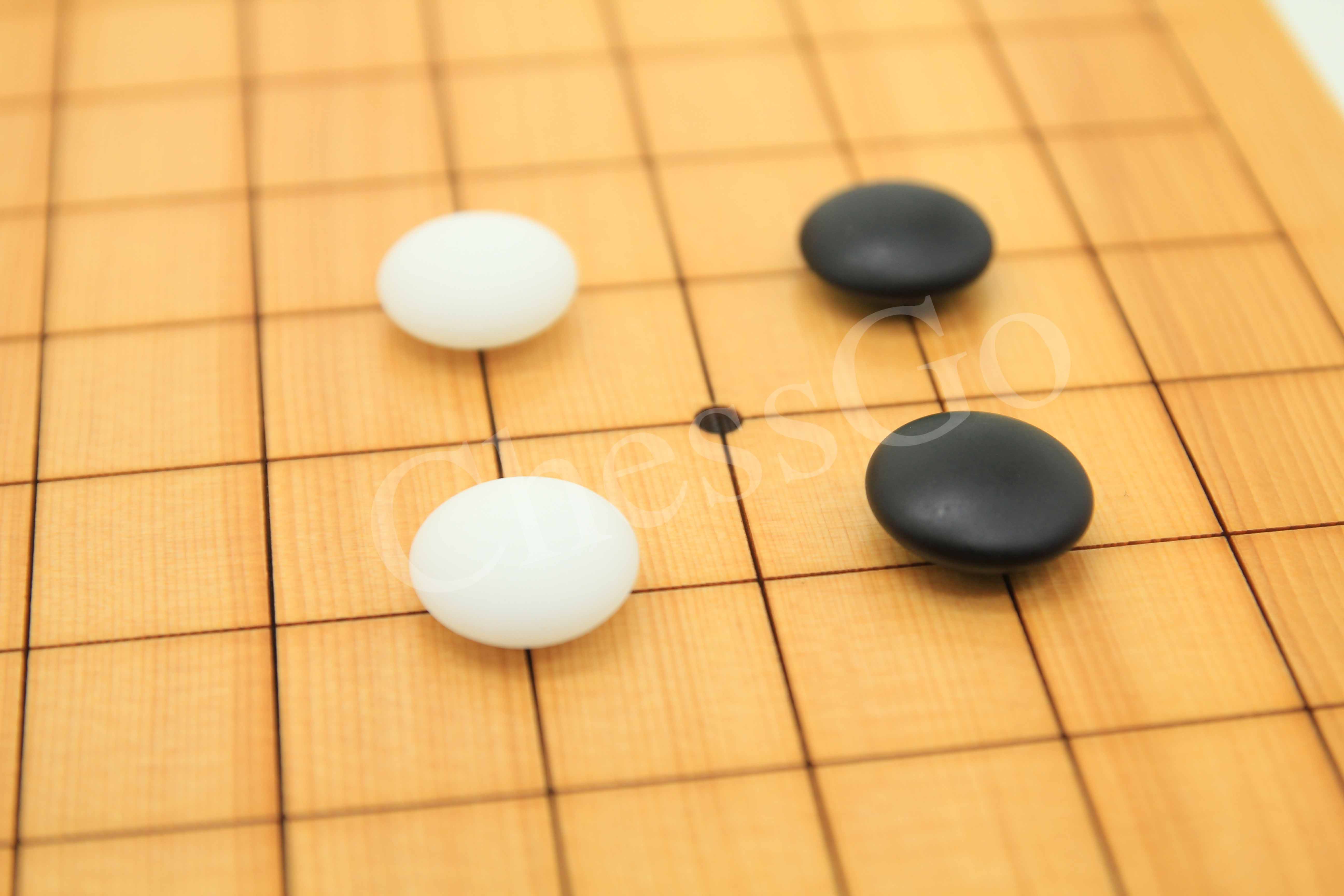 ชุดหมากล้อมไม้ขาบัว(เม็ดหินนูน2ด้าน/โถไม้yellow spruce)