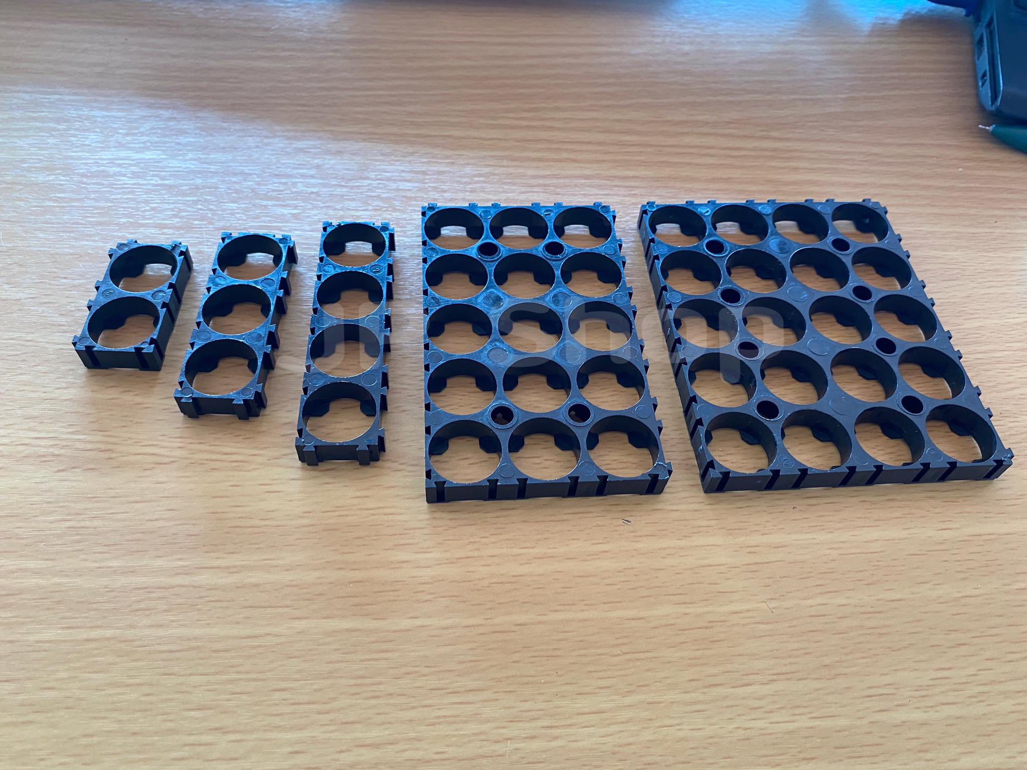 ตัวยึดแบตเตอรี่ ตัวแพ็คแบตเตอรี่ ตัวยึดแบตเตอรี่ลีเธียม18650 5*4ช่อง #Spacer Holder ตัวแพ็คถ่านสำหรับรถไฟฟ้า #1865054