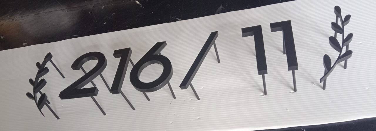 ป้ายบ้านเลขที่ อักษรสแตนเลสยกขอบพ่นทำสีดำ