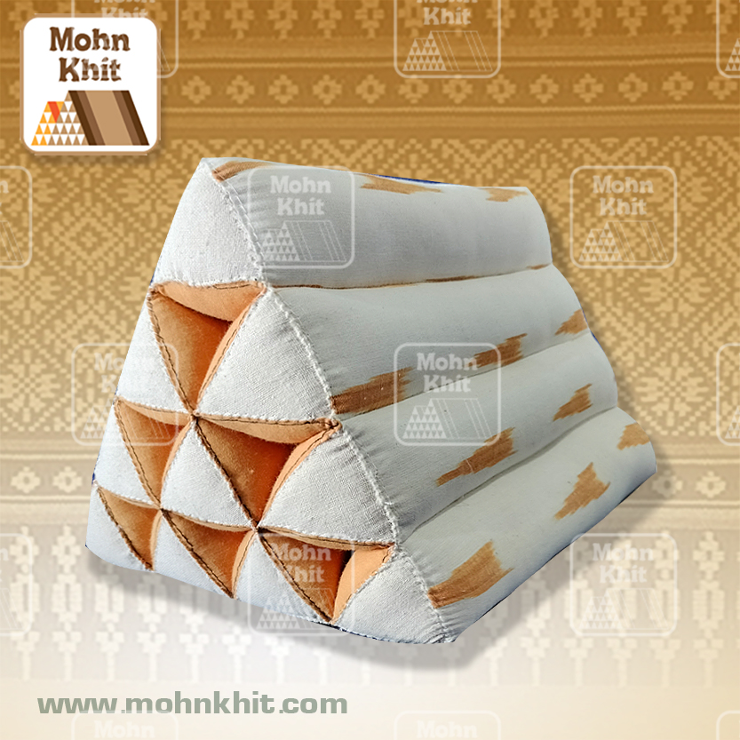 หมอนสามเหลี่ยมกลางแต่งผ้าฝ้าย 10 ช่อง35x25x21 Cm//Tri-angle kapok 100%Traditional Floor Cushions 10 holes.