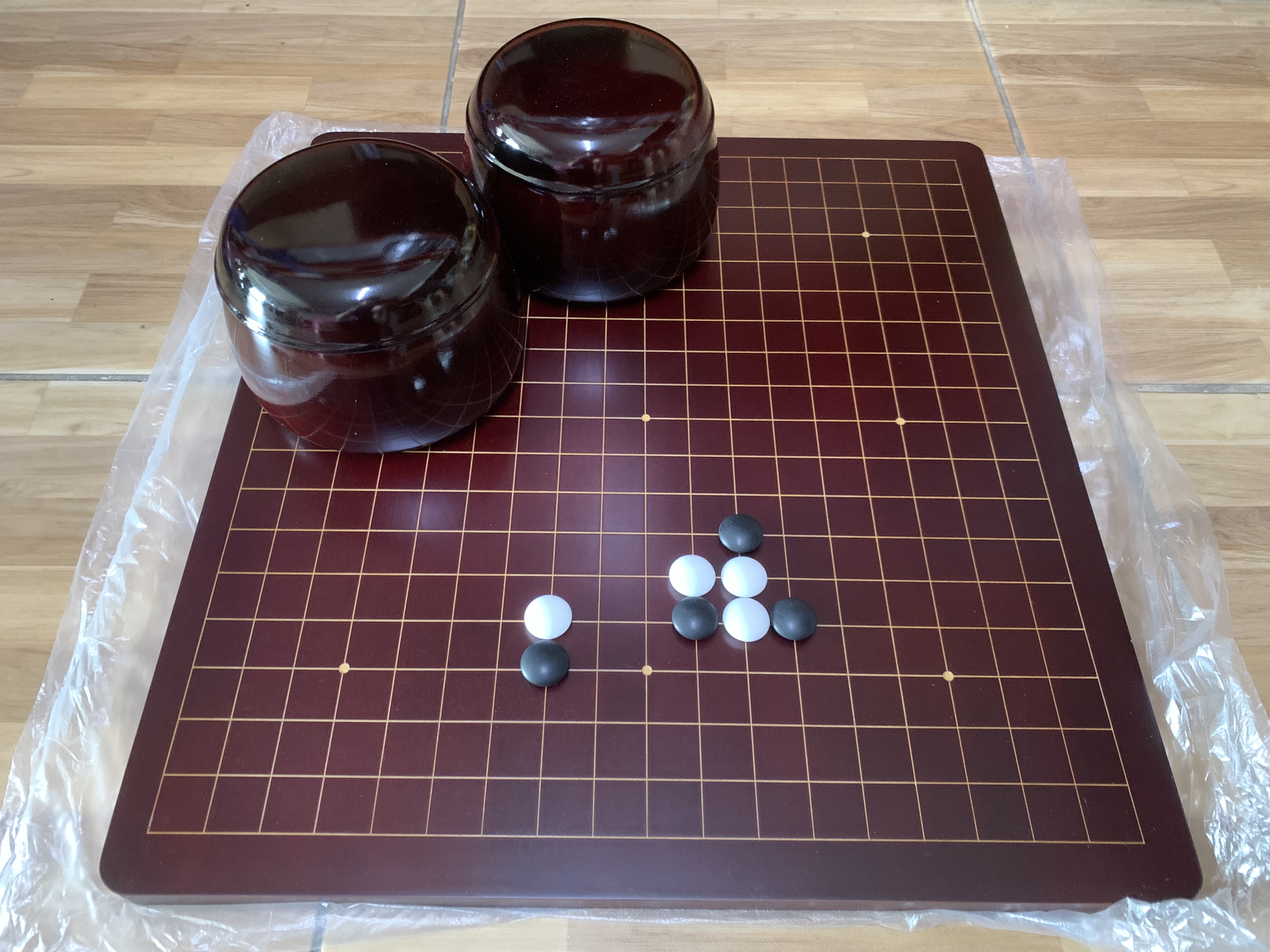 ชุดหมากล้อมไม้(กระดานสีไม้จันทร์แดง/เม็ดนูน2ด้าน/โถไม้)