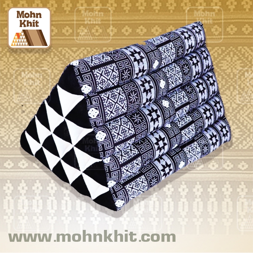 หมอนสามเหลี่ยม15ช่องลายเขียนเทียน ขนาด52cmx36cmx32cm// Thai Tri-angle Cotton Traditional Floor Cushions.