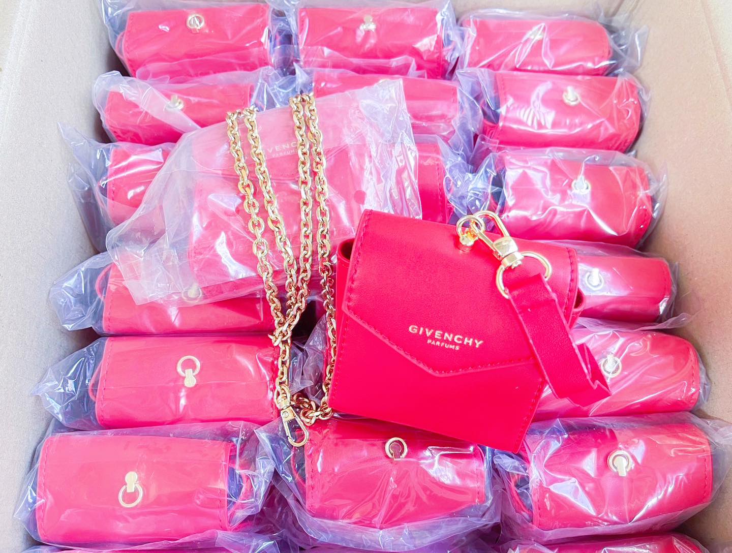Givenchy Perfume bag ขนาด 9x10x5 cm. พร้อมสายโซ่ /สายคล้องมือ ของแท้