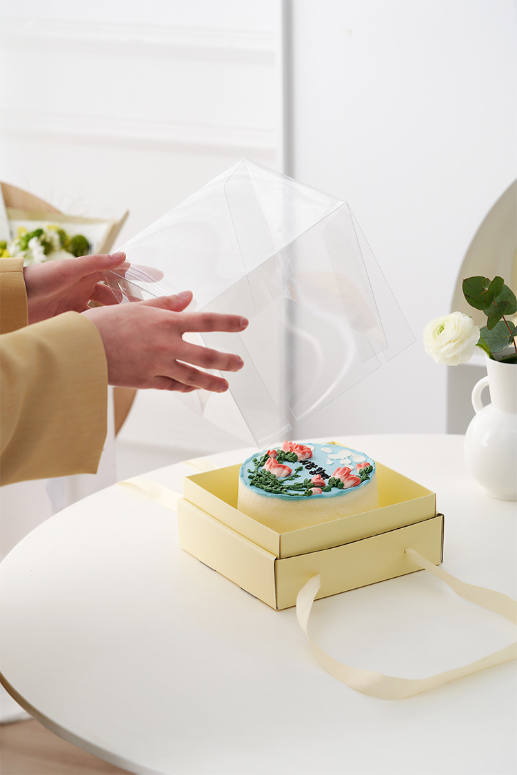 กล่องเค้กแบบใส ฐานสีเหลืองพร้อมริบบิ้นหูหิ้ว ขนาด 1 ปอนด์