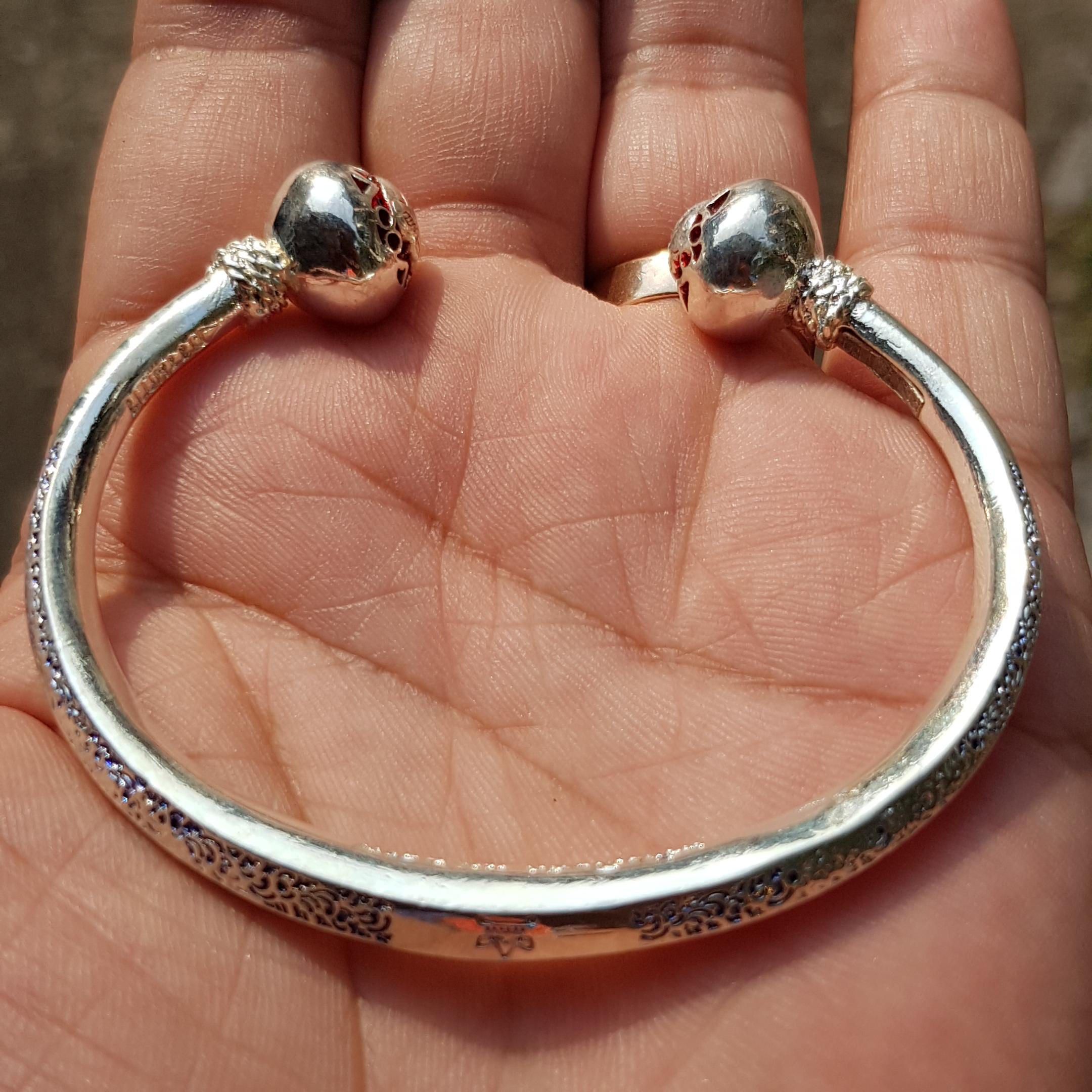 กำไลหลวงปู่ทิม เนื้อสำริดเงิน แจกกรรมการ รุ่นสร้างอุโบสถ หลวงปู่ทิม วัดละหารไร่ จ.ระยอง ลงยา +แถมยันต์ฟรีคละๆลายกันไปจ้า สำเนา