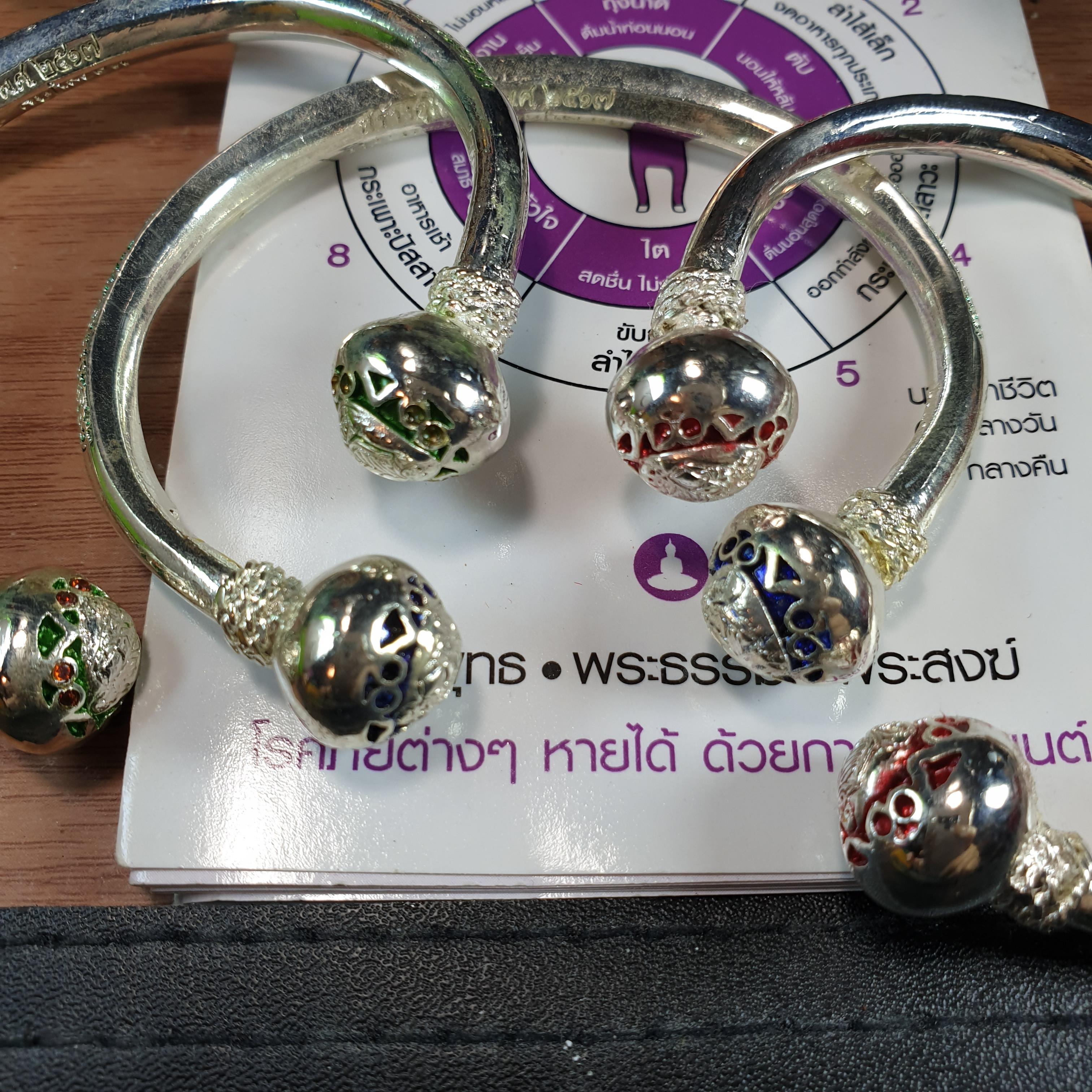 กำไลหลวงปู่ทิม เนื้อสำริดเงิน แจกกรรมการ รุ่นสร้างอุโบสถ หลวงปู่ทิม วัดละหารไร่ จ.ระยอง ลงยา +แถมยันต์ฟรีคละๆลายกันไปจ้า