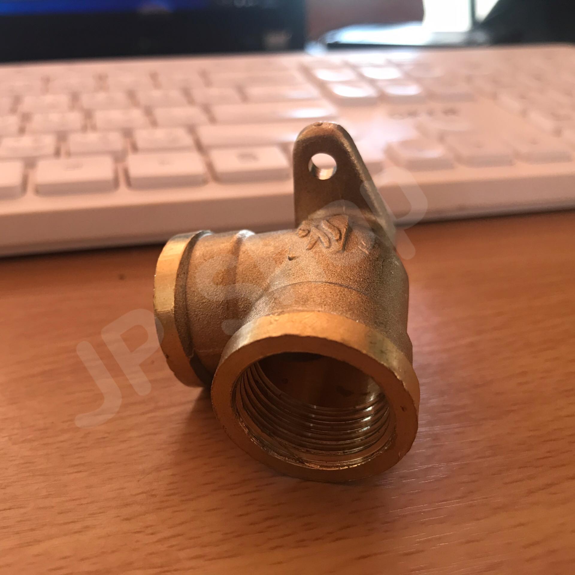 ข้องอทองเหลืองเกลียวนใน ขนาด 4 หุน มีฐานยึด #0754