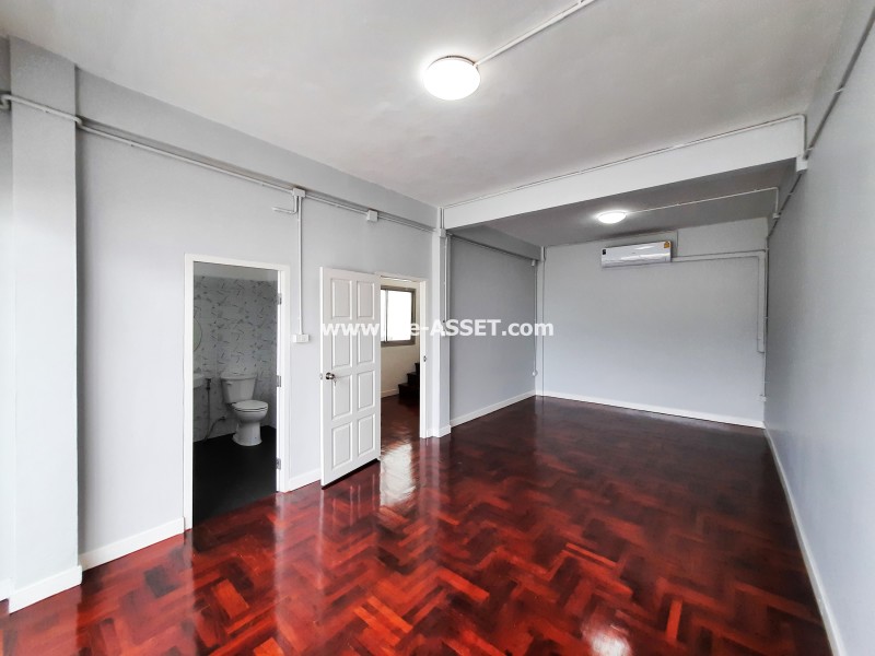 ขายและเช่า ทาวน์โฮมใกล้รถไฟฟ้า ย่าน สุทธิสาร ห้วยขวาง ประชาราษฎร์บำเพ็ญ : ถ.สุทธิสาร ซ.อุดมเกียรติ : 3 ชั้น 25.5 ตารางวา