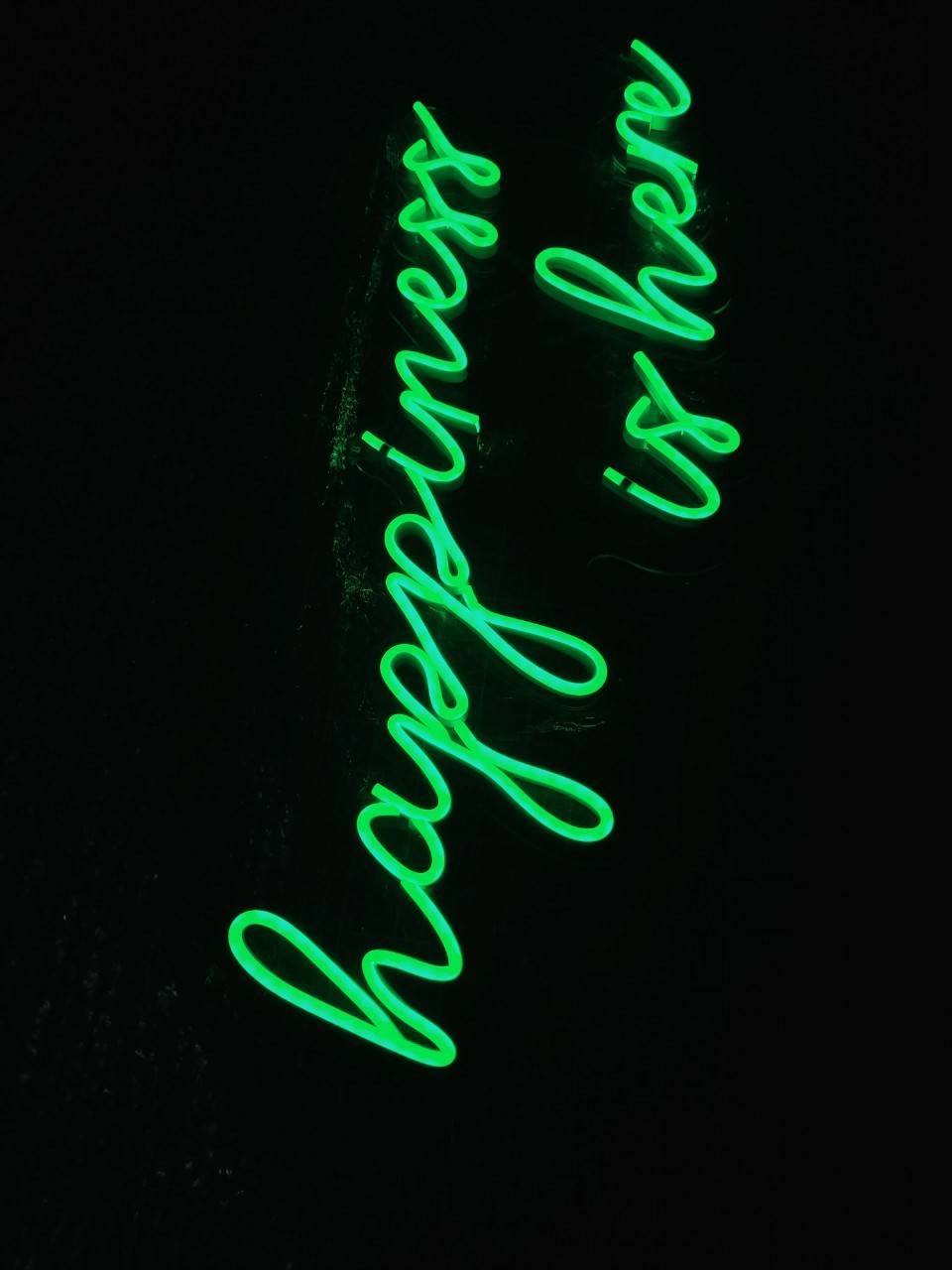 ป้ายไฟนีออนดัด สีเขียว #happiness is here -อะคริลิคใสรองหลัง -ขนาด24.4*17cm