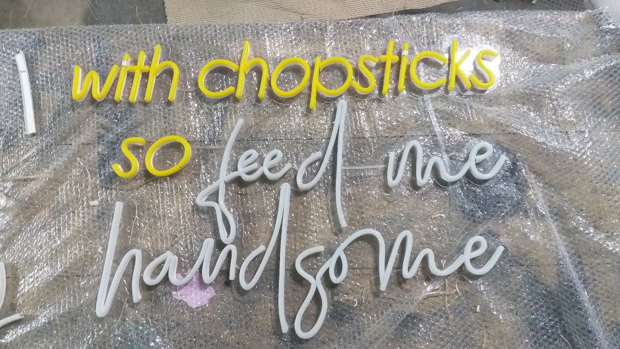 ป้ายไฟนีออนตัวอักษรดัด