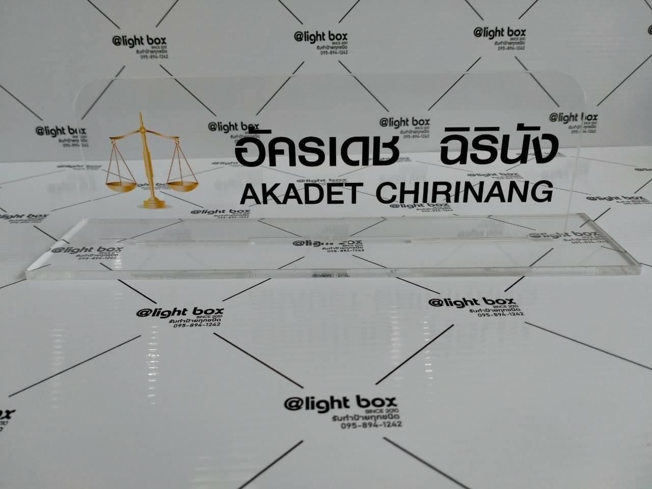 งานพิมพ์สกรีนบนอะคริลิคใสแผ่นเรียบ