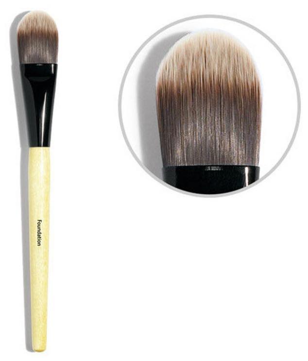 แปรงลงรองพื้น Bobbi Brown Foundation Brush (1อัน)