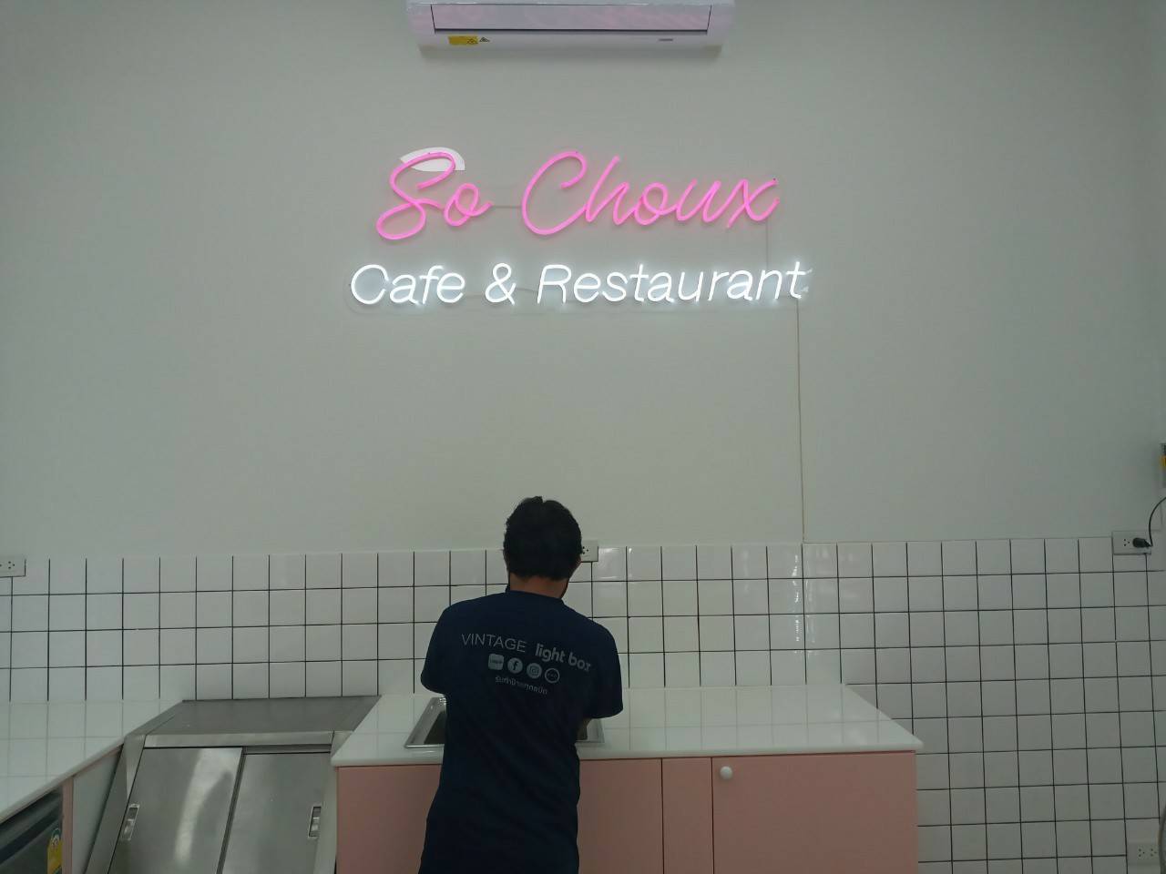 ป้ายไฟนีออนLED So Chour Café & Restaurant อะคริลิคใสรองหลัง