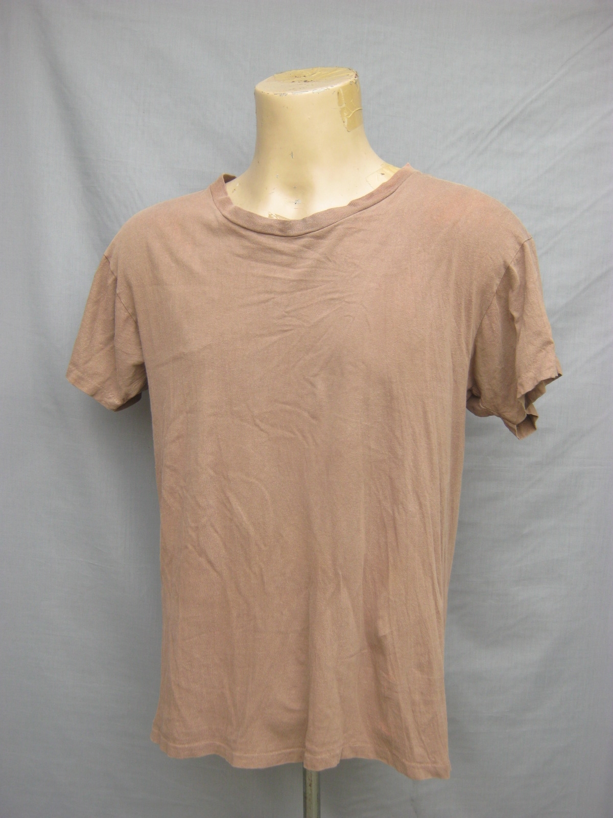 เสื้อยืดทหารสีน้ำตาล