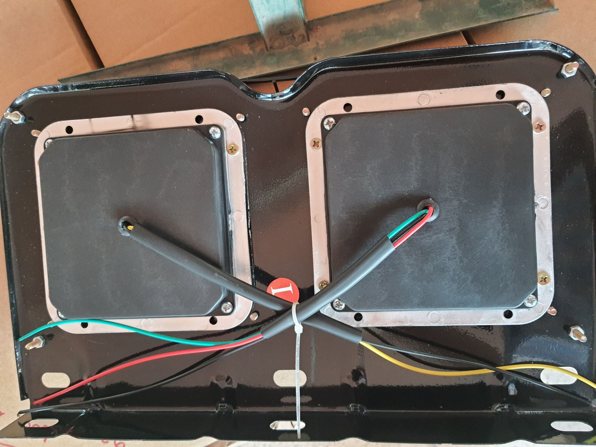 ไฟท้ายรถบรรทุก แบบ LED 24 โวล์ (แป้นเหล็ก)