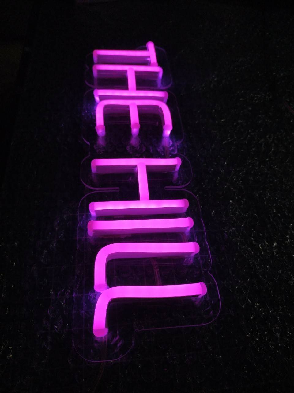 ป้ายไฟนีออนLED สีชมพู - THE HILL รองหลังอะคริลิใส3มิล"