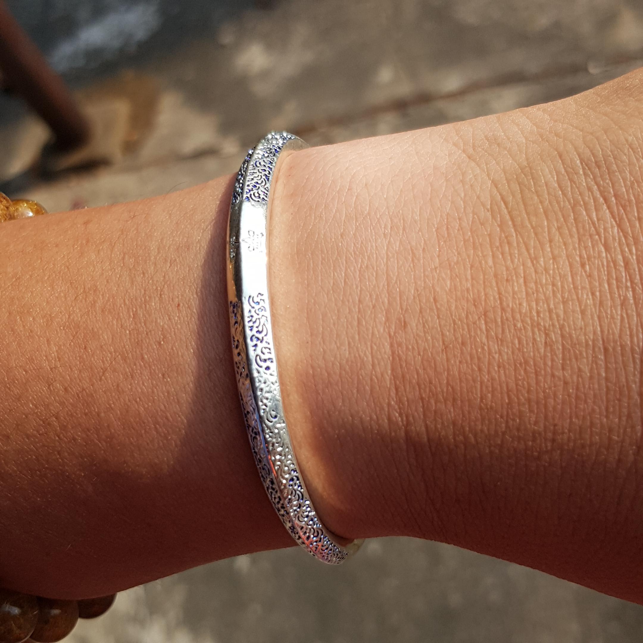 กำไลหลวงปู่ทิม เนื้อสำริดเงิน แจกกรรมการ รุ่นสร้างอุโบสถ หลวงปู่ทิม วัดละหารไร่ จ.ระยอง ลงยา +แถมยันต์ฟรีคละๆลายกันไปจ้า สำเนา