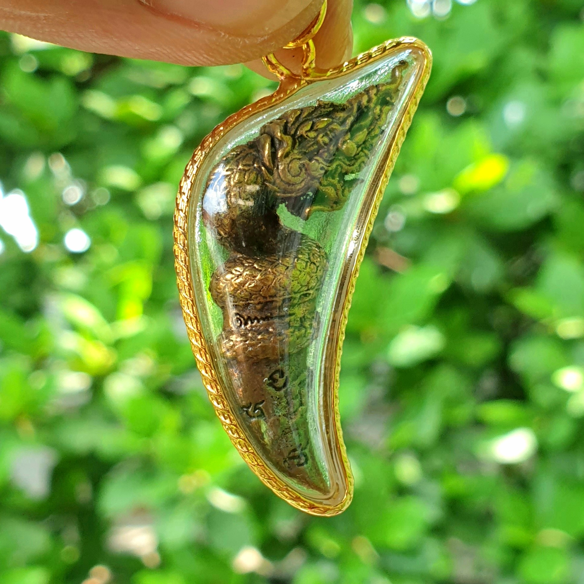 จี้ เขี้ยวพญานาค โชคลาภคุ้มภัยร่ำรวย เนื้อทองหลือง พร้อมกรอบ 1ชิ้น ขนาดองค์พญานาค สูง4.5ซม. กว้าง2ซม. หนา1ซม. ห้อยคอสวยงามดูมีมนต์ขลัง