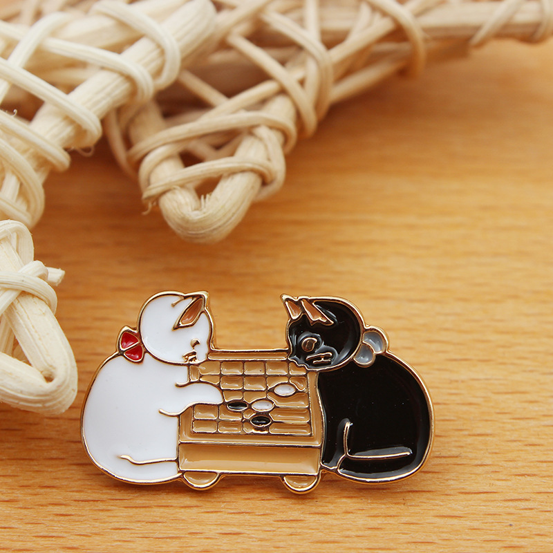 เข็มกลัดแมวเล่นหมากล้อม Cat Play Igo