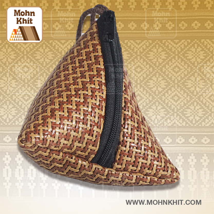 กระเป๋าเหรียญหวาย สานทรงสามเหลี่ยม // Rattan coin purse, woven in a triangular shape 10x15x7cm