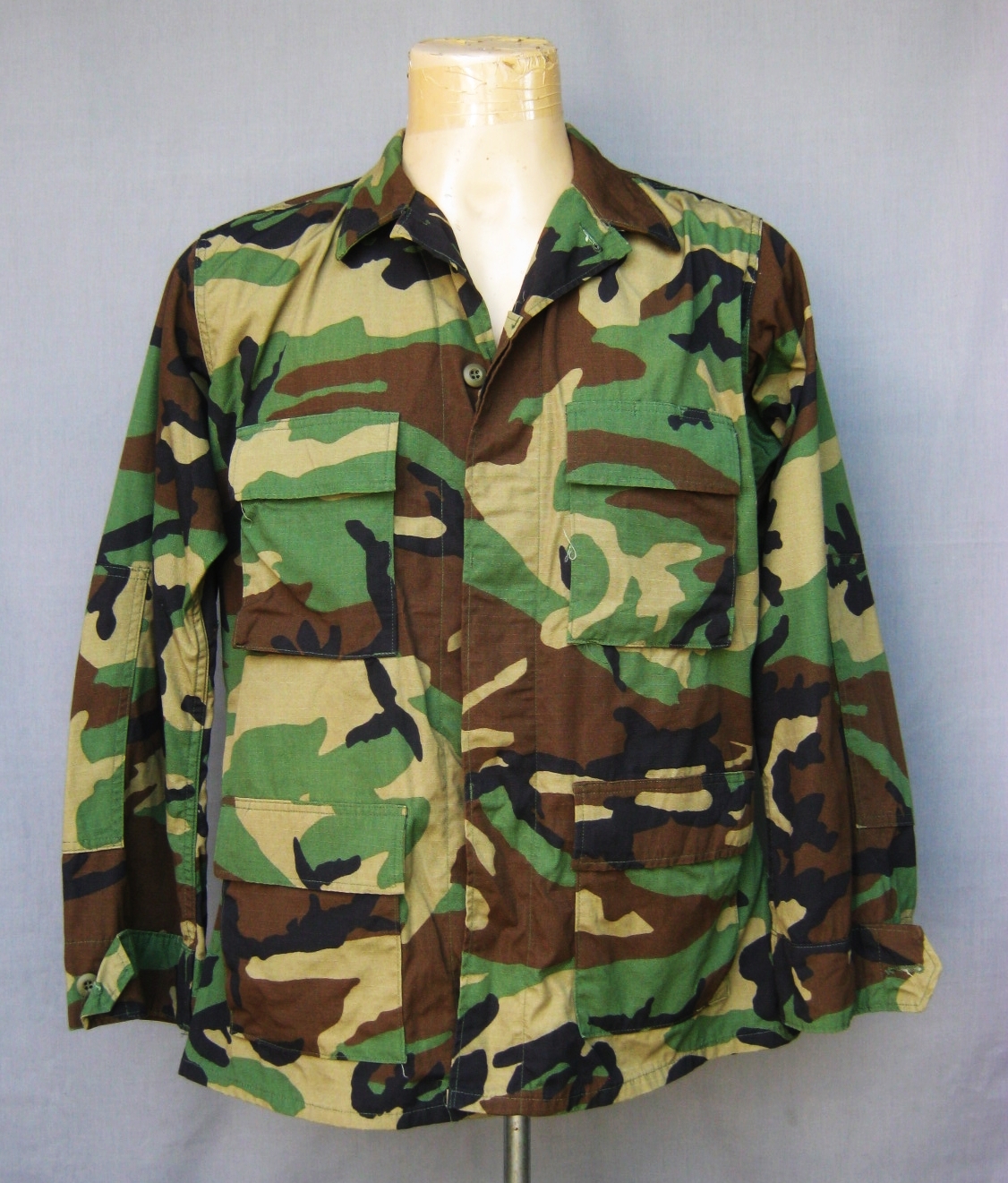 ขายแล้ว เสื้อ ลายพราง woodland ใหม่ Medium Regular