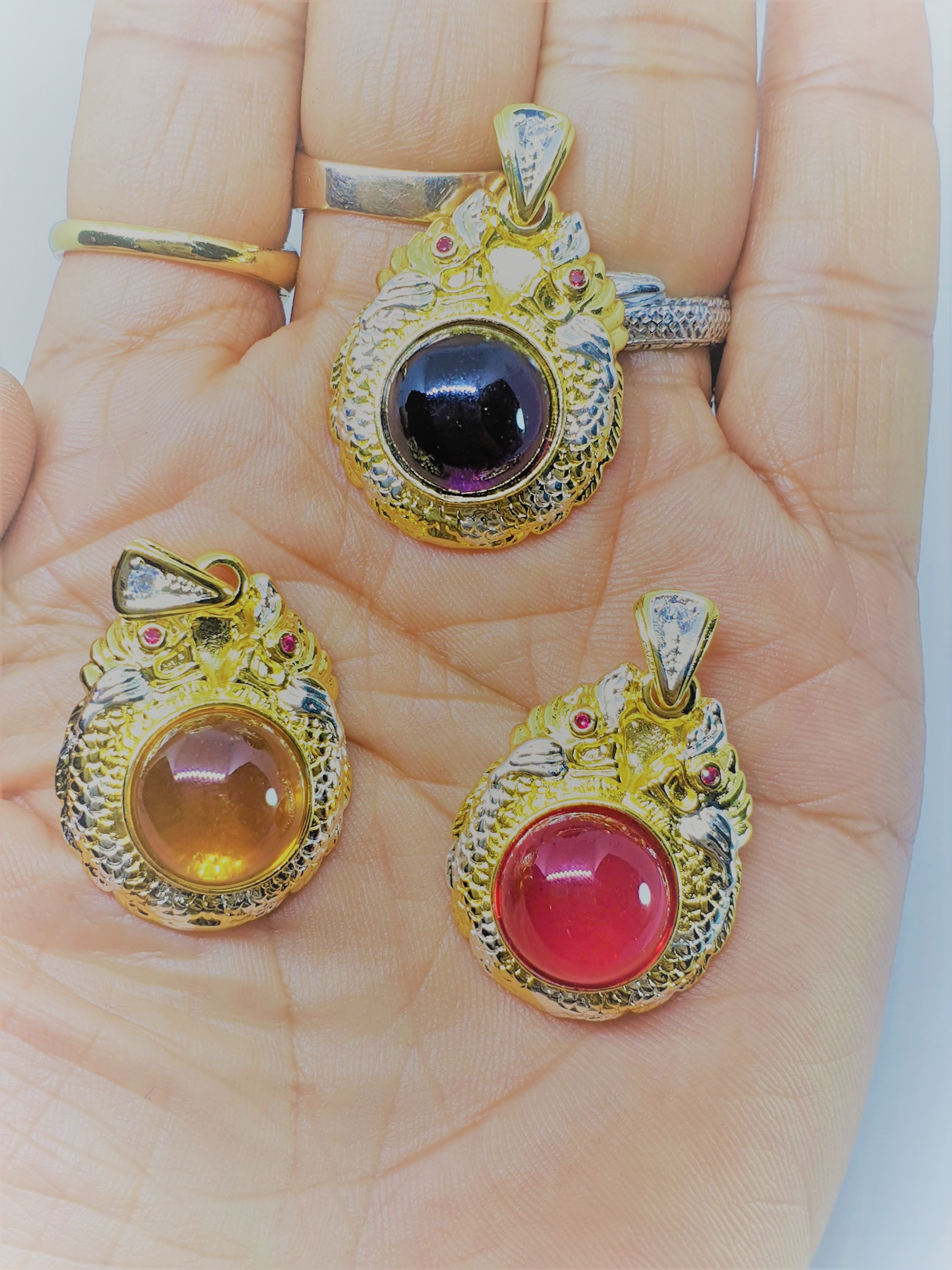 จี้ เพชรพญานาค มี6สี ม่วง เหลือง แดง ขนาดลูกแก้ว1.5cm. หุ้มทองแท้หนา 5 ไมครอน ไม่ลอก ไม่ดำ สามารถใส่อาบน้ำได้ ช่วยโชคลาภ