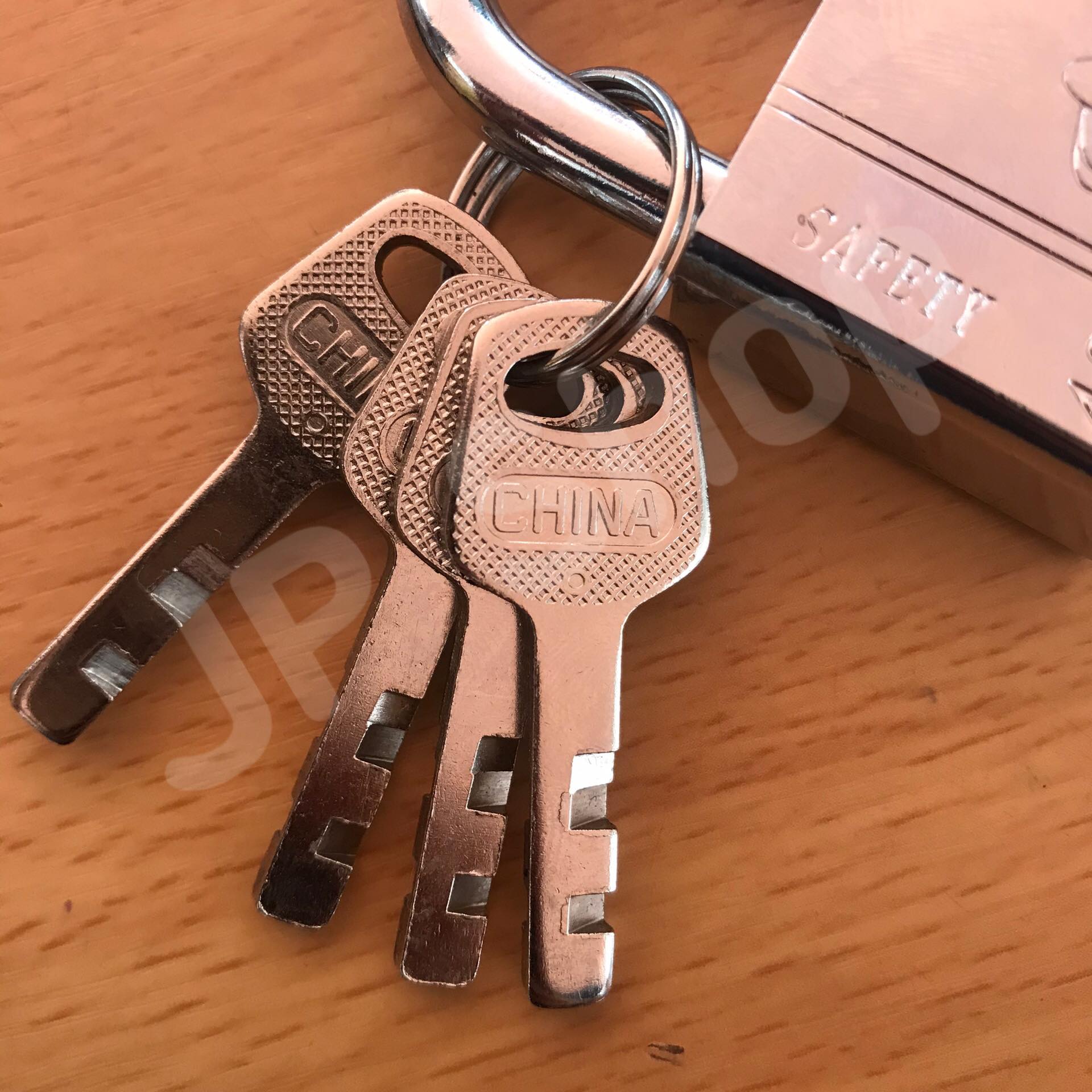 กุญแจล็อคบ้าน ล็อคครัว ล็อคอเนประสงค์ 40 มม. ล็อคแน่นหนา คงทน ราคาถูก สนใจสั่งซื้อได้เลย ห่วงสั้น #6971342321143