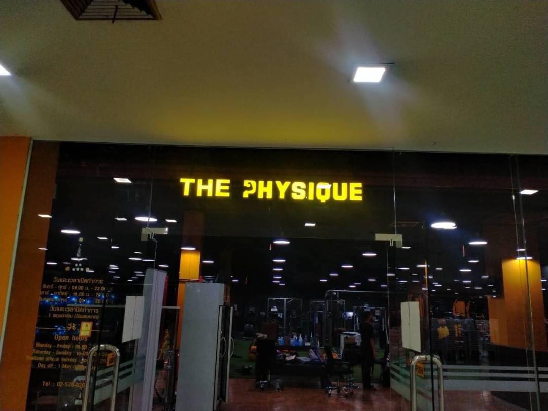 -ตัวอักษรซิงค์ THE PHYSIQUE ไฟออกหน้า -ฝาครอบหน้า ติดไฟสีเหลือง -หน้าอะคริลิค ติดสติกเกอร์โปร่งแสง -ขอบพ่นสีดำ ขอบคิ้ว 0.5cm.