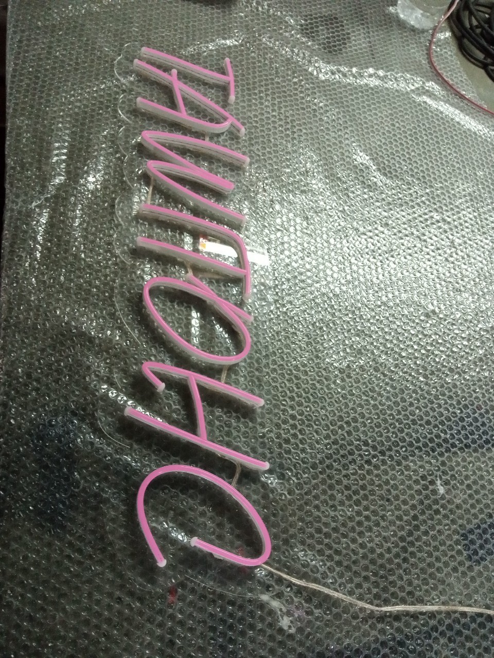 ป้ายไฟนีออน LED อะคริลิคใสรองหลัง