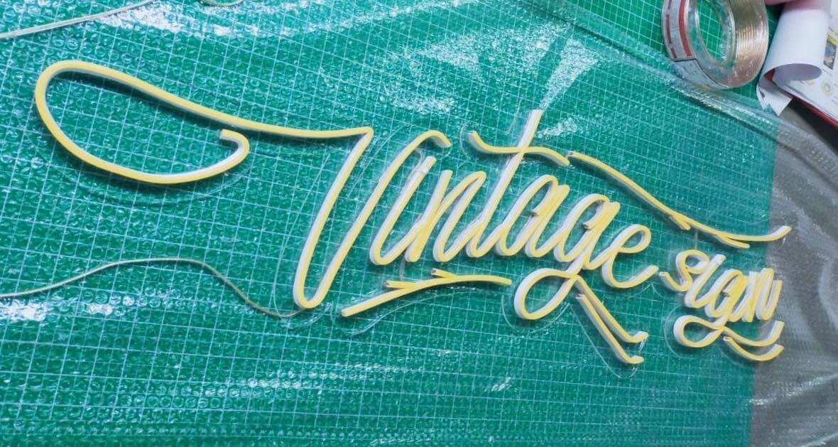 ป้ายไฟนีออนดัด แสงสีเหลือง