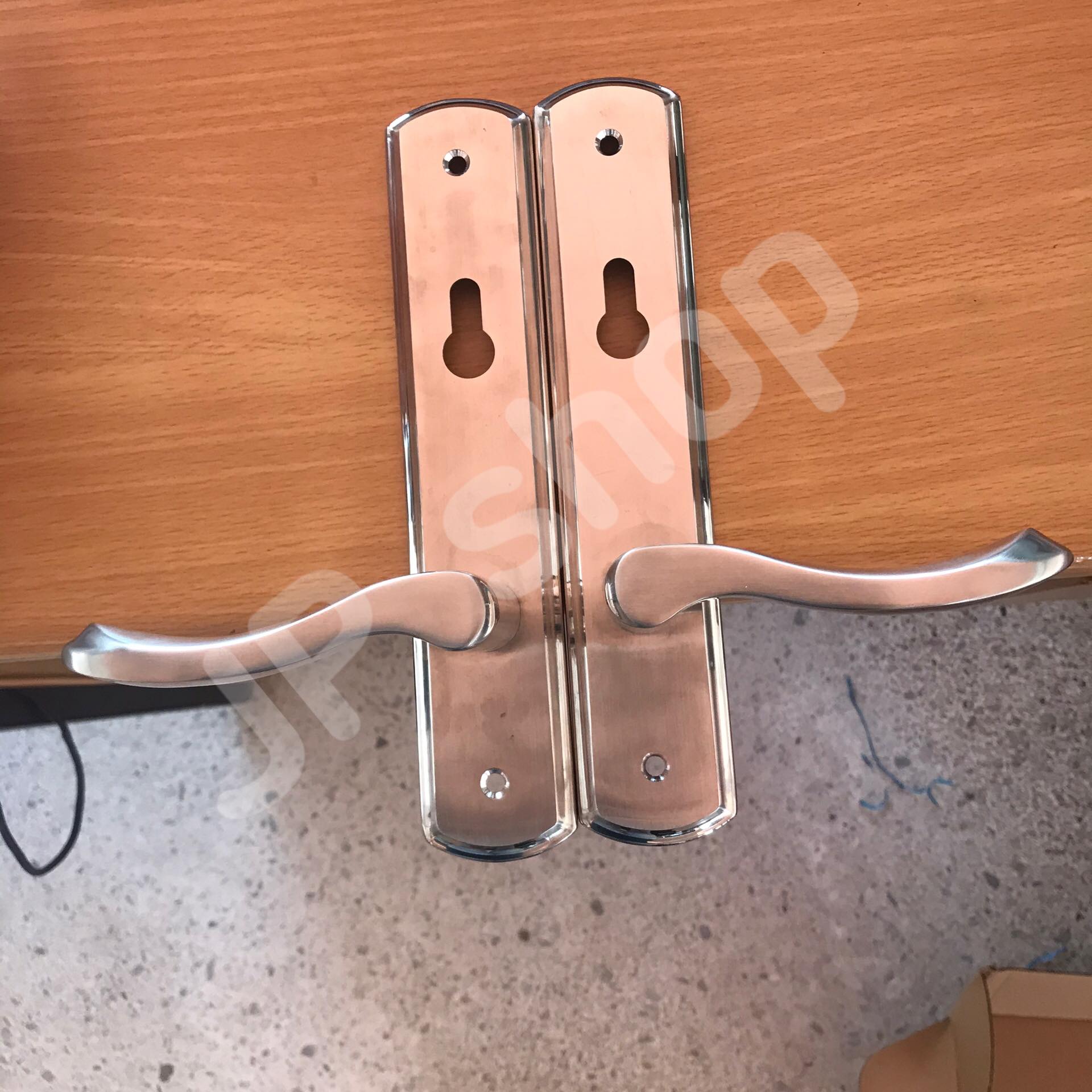 ก้านโยคประตูรั่ว กุญแจเขาควายประตูรั่ว มือจับประตูรั่วสแตนเลส พร้อมอุปกรณ์ล็อคประตู ส่งไว โกดังในไทย