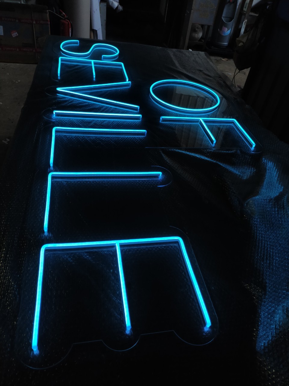 ไฟนีออน เฟค