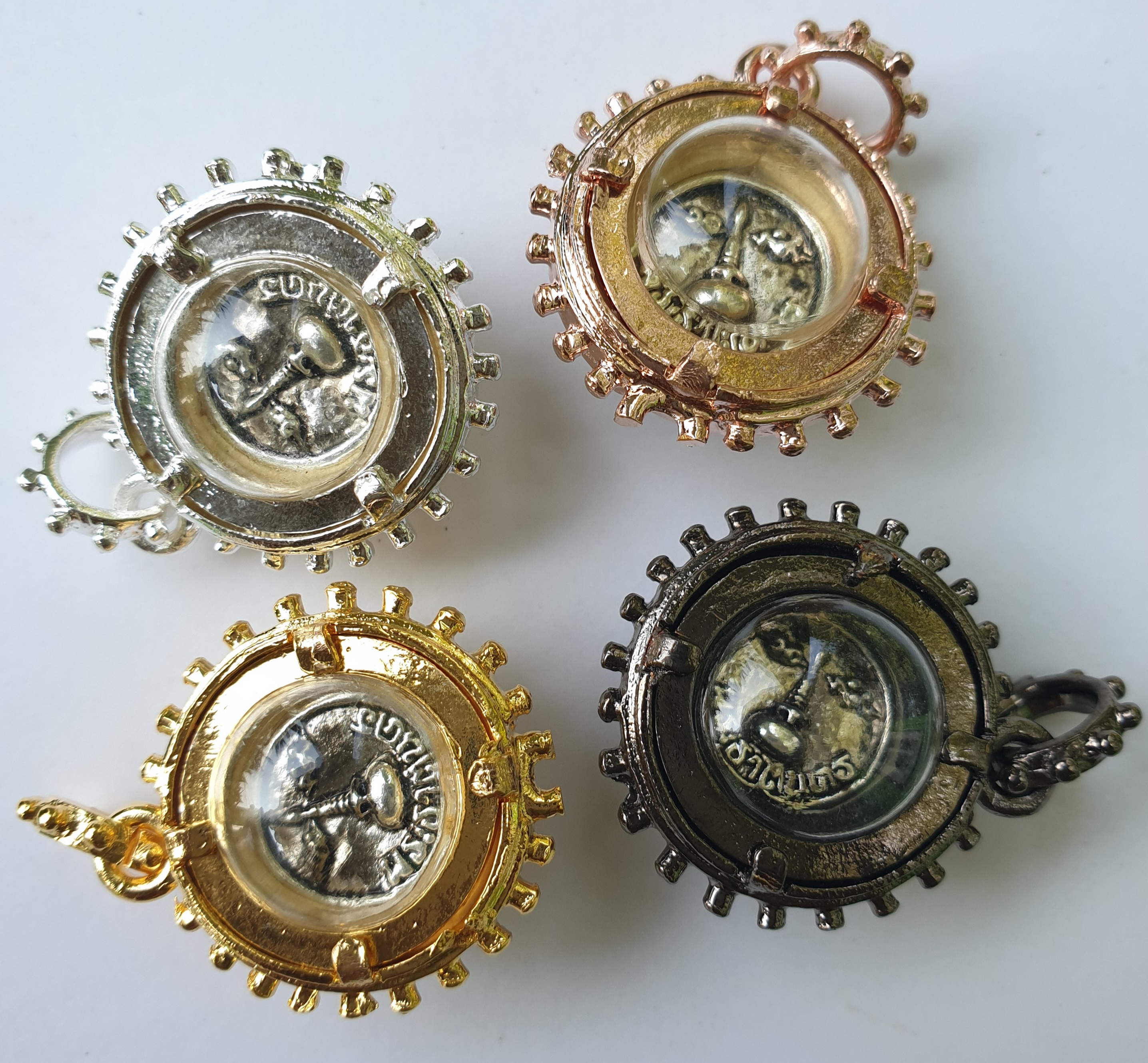 จี้ นะโม สีดำ ทอง เงิน นาค กรอบกันน้ำใส่อาบน้ำได้เลยไม่ลอกไม่ดำ พุทธคุณครอบจักรวาล เมตตามหานิยม มีโชคลาภ 1ชิ้น