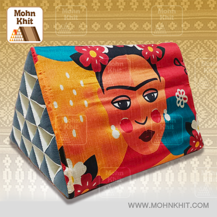 หมอนสามเหลี่ยม15ช่องผ้าไหมอินเดีย 52cmx36cmx32cm// Thai Silk Tri-angle Cotton kapok 100%Traditional Floor Cushions.