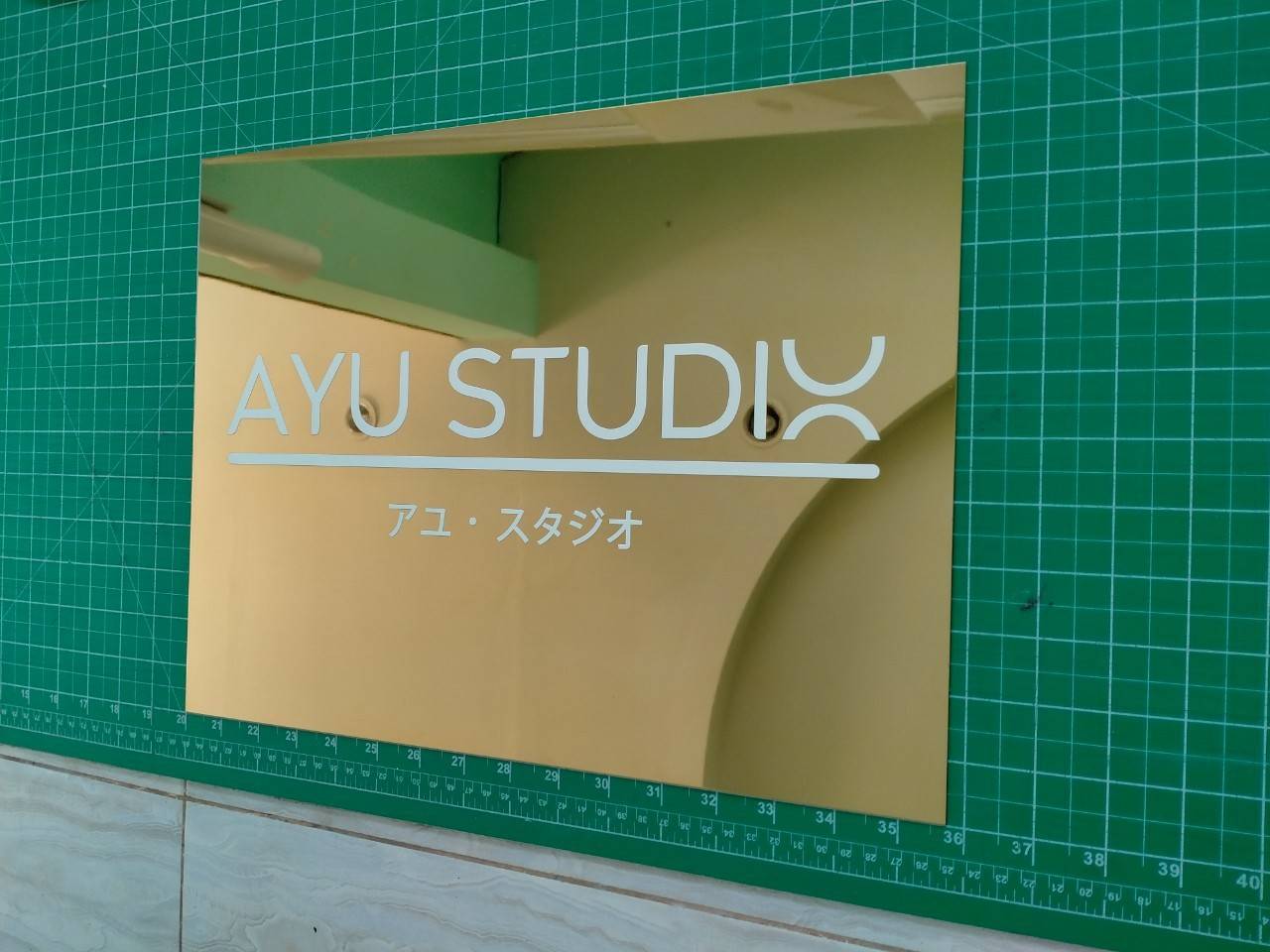 งานป้ายสแตนเลสสีทองหน้าเงา พิมพ์สกรีน สีขาว - AYU STUDX
