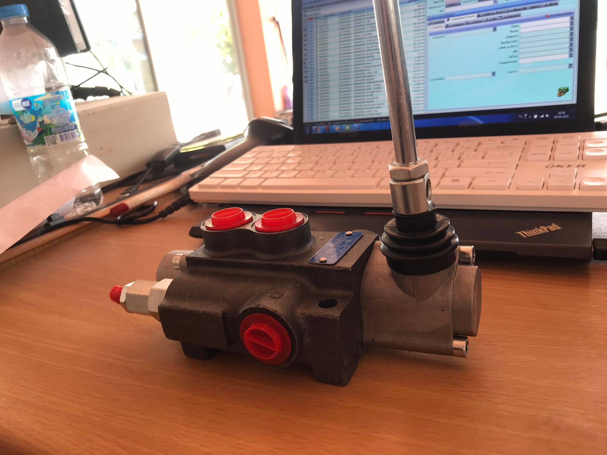 คอนโทรลวาล์ว 1 แกน 40 ลิตร Control valve 1 P 40 สำหรับติดตั้งคอนโทรลรถไถ ,คอนโทรลรถแทรกเตอร์, คอนโทรลรถเกี่ยวข้าว,คอนโทรลแบบมือโยค