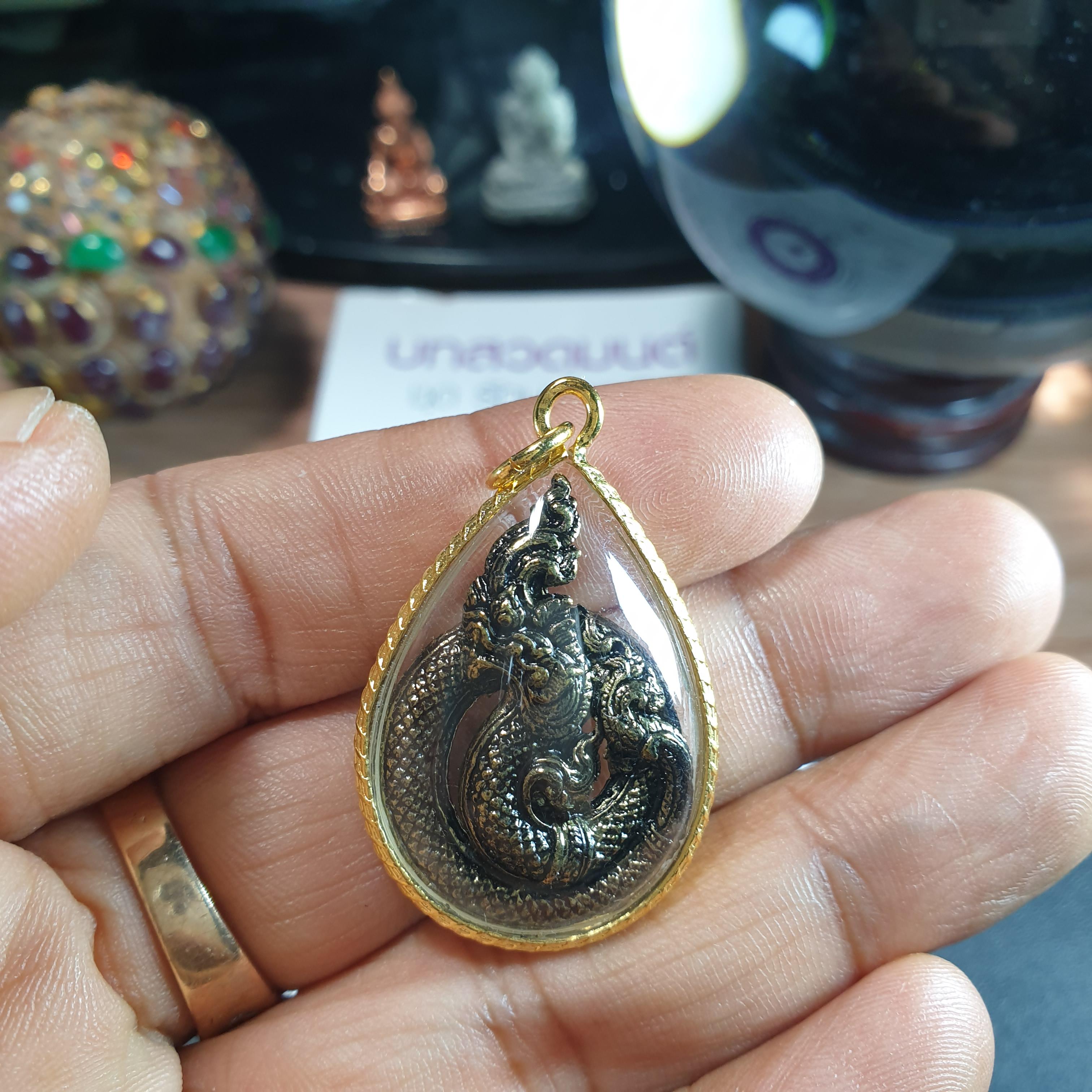 จี้ พญานาค พร้อมกรอบทองกันน้ำ ขนาด กว้าง 3 ซ.ม. สูง 4 ซ.ม หนา 0.5 ซ.ม. +ฟรียันต์คละๆลายกันไปนะค่ะ