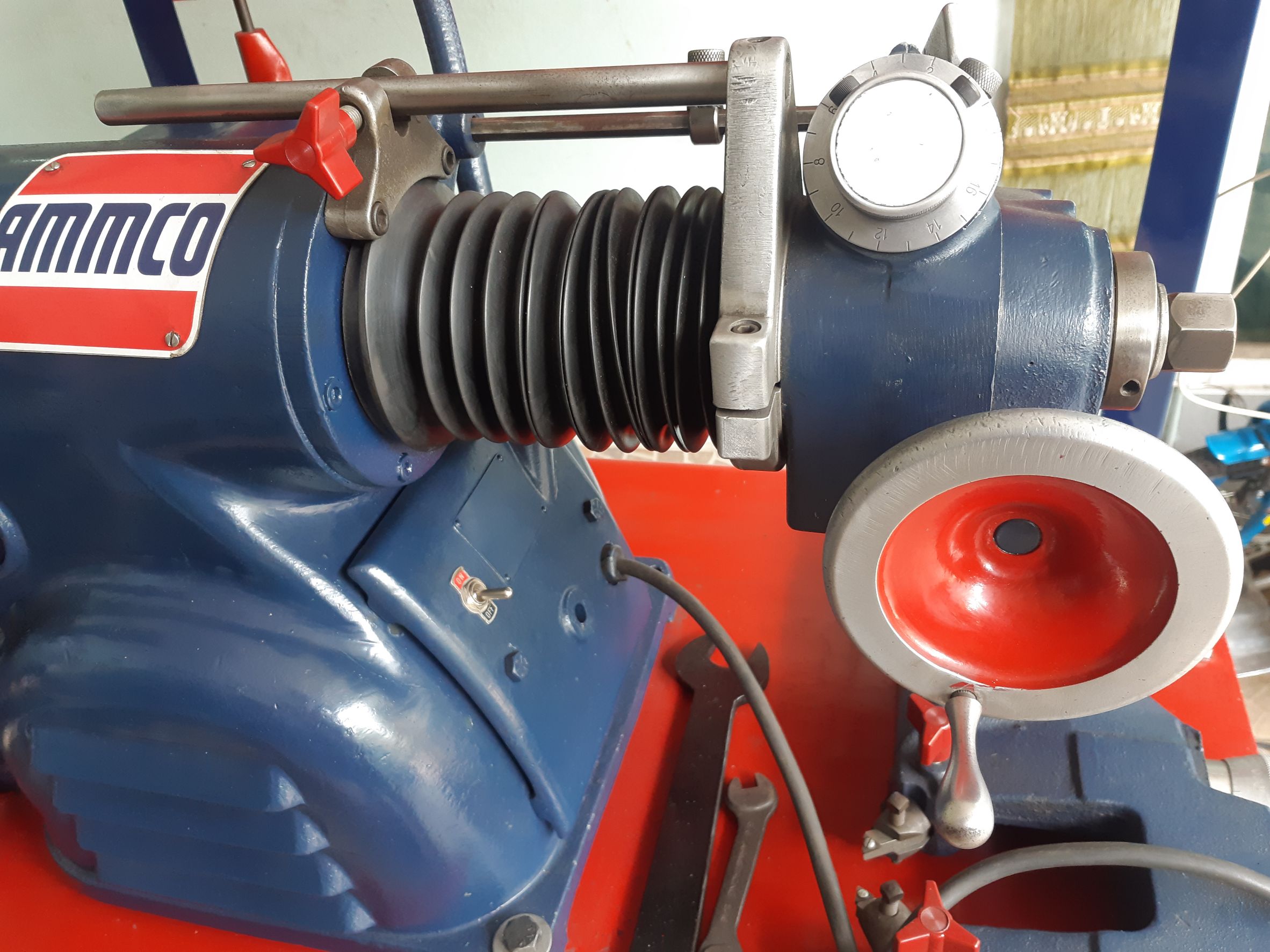 เครื่องเจียรจานเบรค Ammco