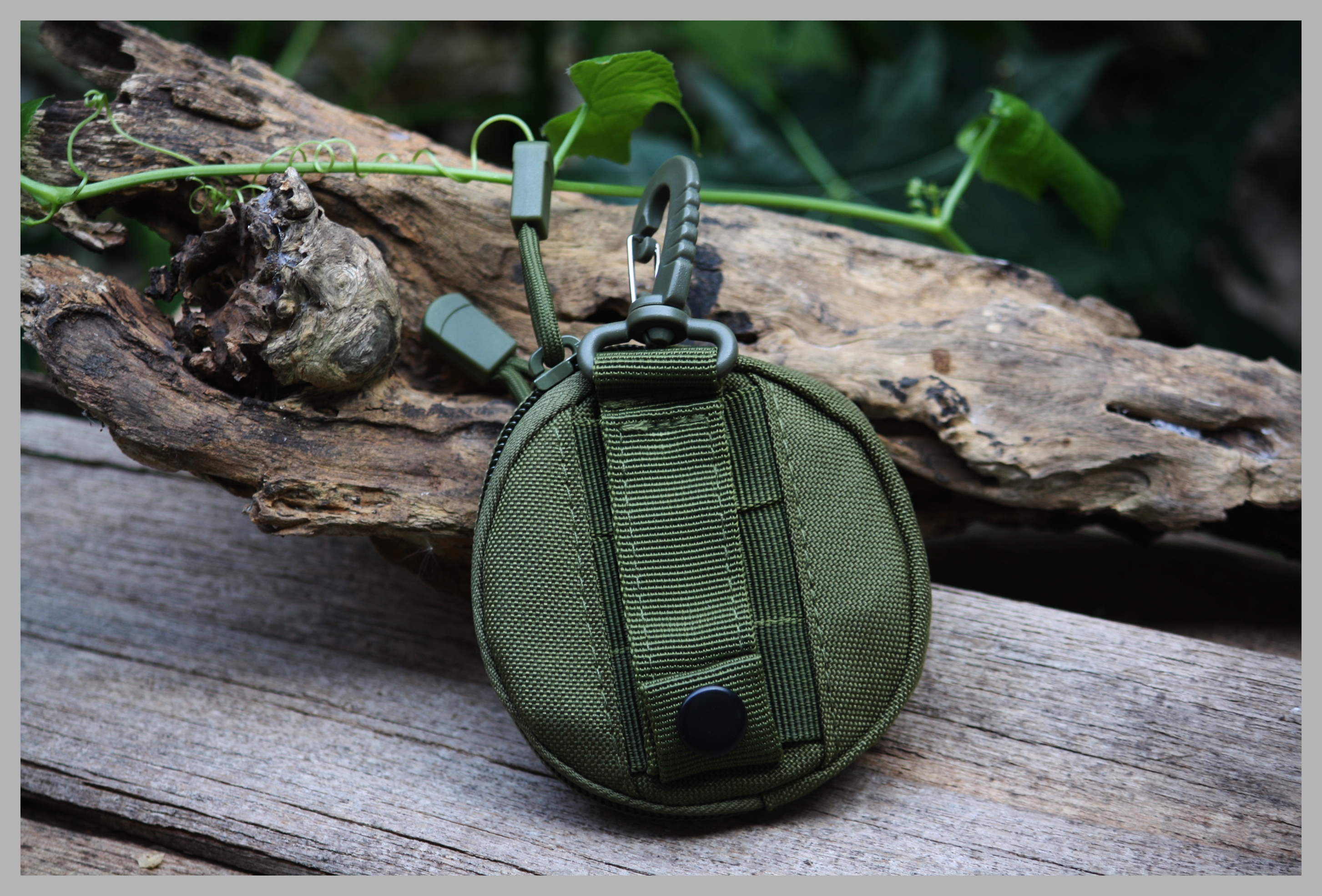 กระเป๋าใส่อุปกรณ์ Military green circular bag