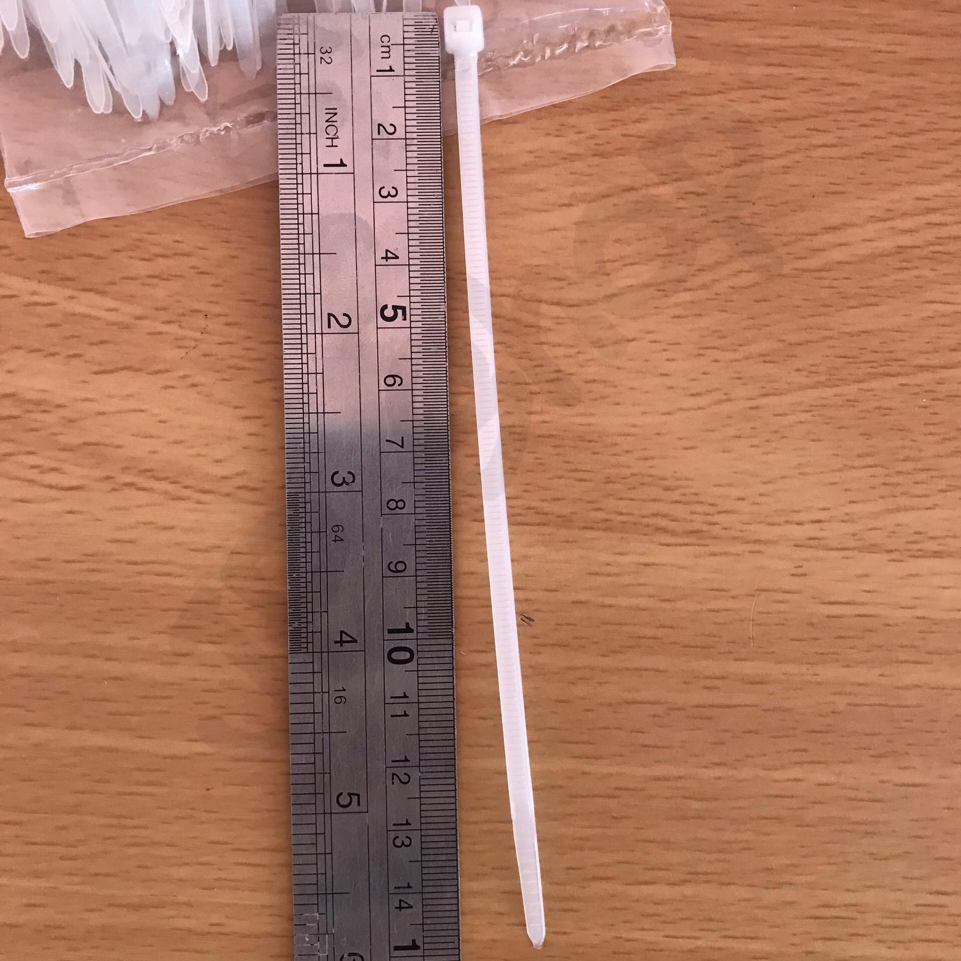 สายรัด CABLE TIE เคเบิ้ลไทร์ สายรัด 6นิ้ว เหมาะสำหรับนำไปใช้งานต่าง ๆ อาทิเช่น เคเบิ้ลไทร์ใช้รัดสายไฟ, สายแลน (LAN), สายโทรศัพท์, สายสัญญาณ, สายเคเบิ้ลให้เรียบร้อย โกดังในไทย สั่งปุ๊บส่งปั๊บ โกดังในไทย