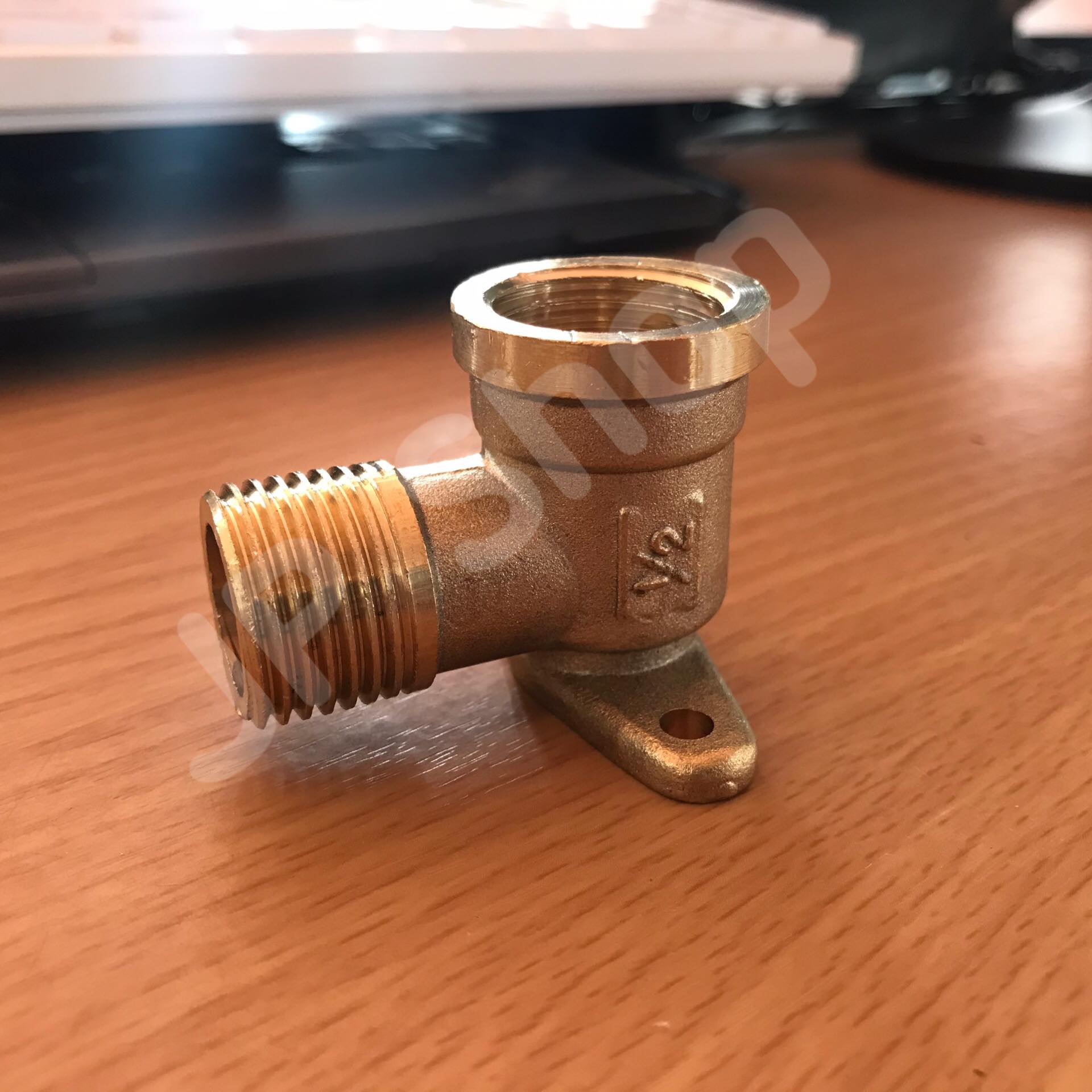 ข้องอทองเหลืองขนาด 4 หุน เกลียวนอก-ใน มีฐานยึด ข้อต่อ ข้องอทองเหลือง มี บาน ยึด ขนาด 4 หุน #1254