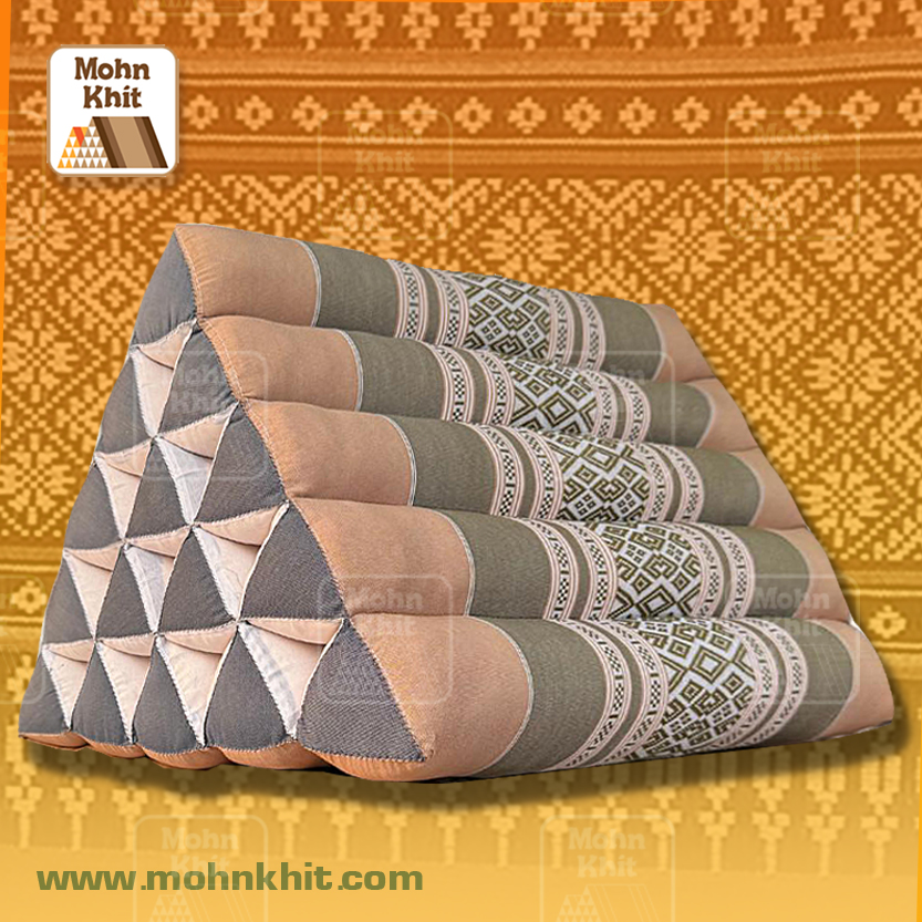 หมอนสามเหลี่ยม15ช่องสีครีม เบจ ลายขอชาววัง// 52cmx36cmx32cm// Tri-angle Cream color with high antique pattern Cotton kapok Traditional Floor Cushions.