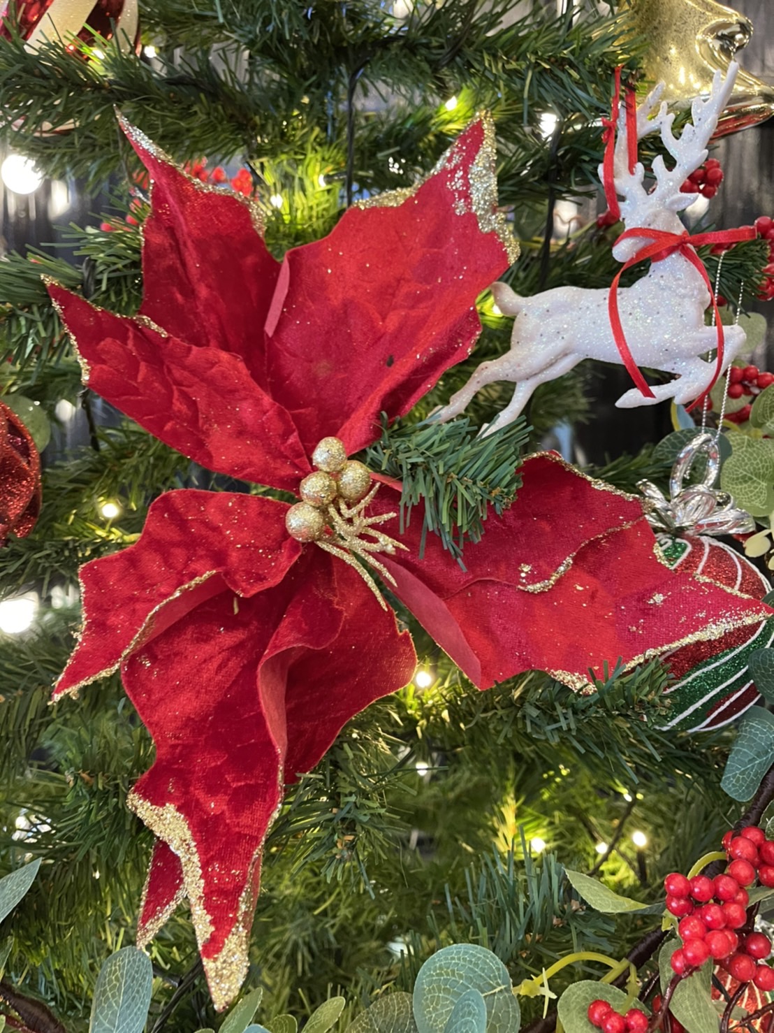 ต้นคริสต์มาสแบบตกแต่งพร้อมของประดับ