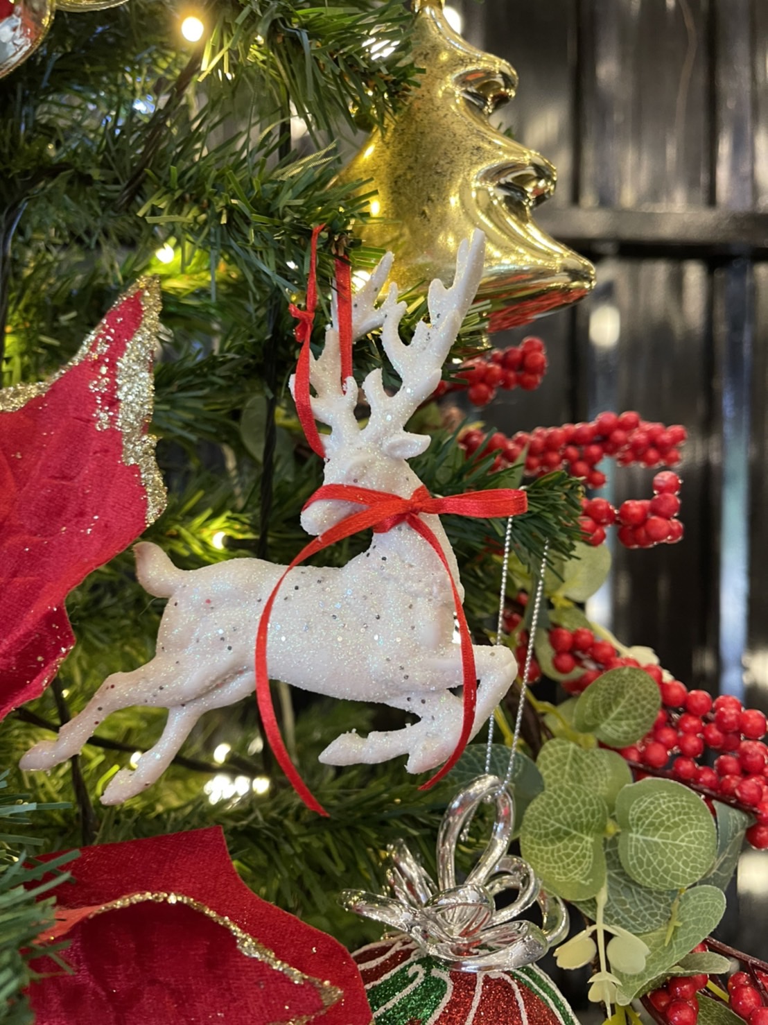 ต้นคริสต์มาสแบบตกแต่งพร้อมของประดับ