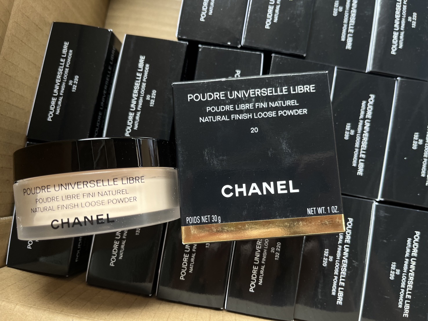 แป้งฝุ่น Chanel Poudre Universelle Libre Natural Finish Loose Powder 30g. สี 020 - claire-translucent 1