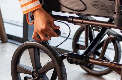 รถเข็นผู้ป่วย วีลแชร์ผู้สูงอายุพกพา รุ่นใหม่ ยี่ห้อ Invacare รุ่น Action 2NG Transit Lite รับประกัน 2 ปี