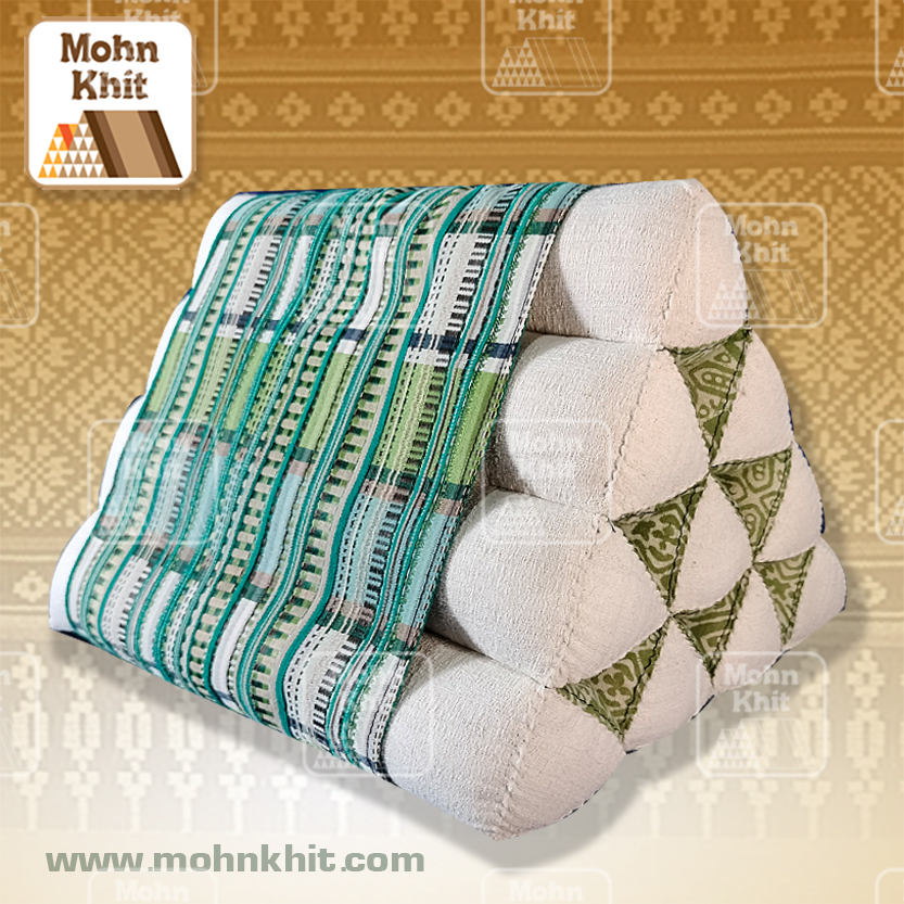 หมอนสามเหลี่ยมกลางแต่งผ้าลายโทนเขียว 10 ช่อง35x25x21 Cm//Tri-angle kapok 100%Traditional Floor Cushions 10 holes.