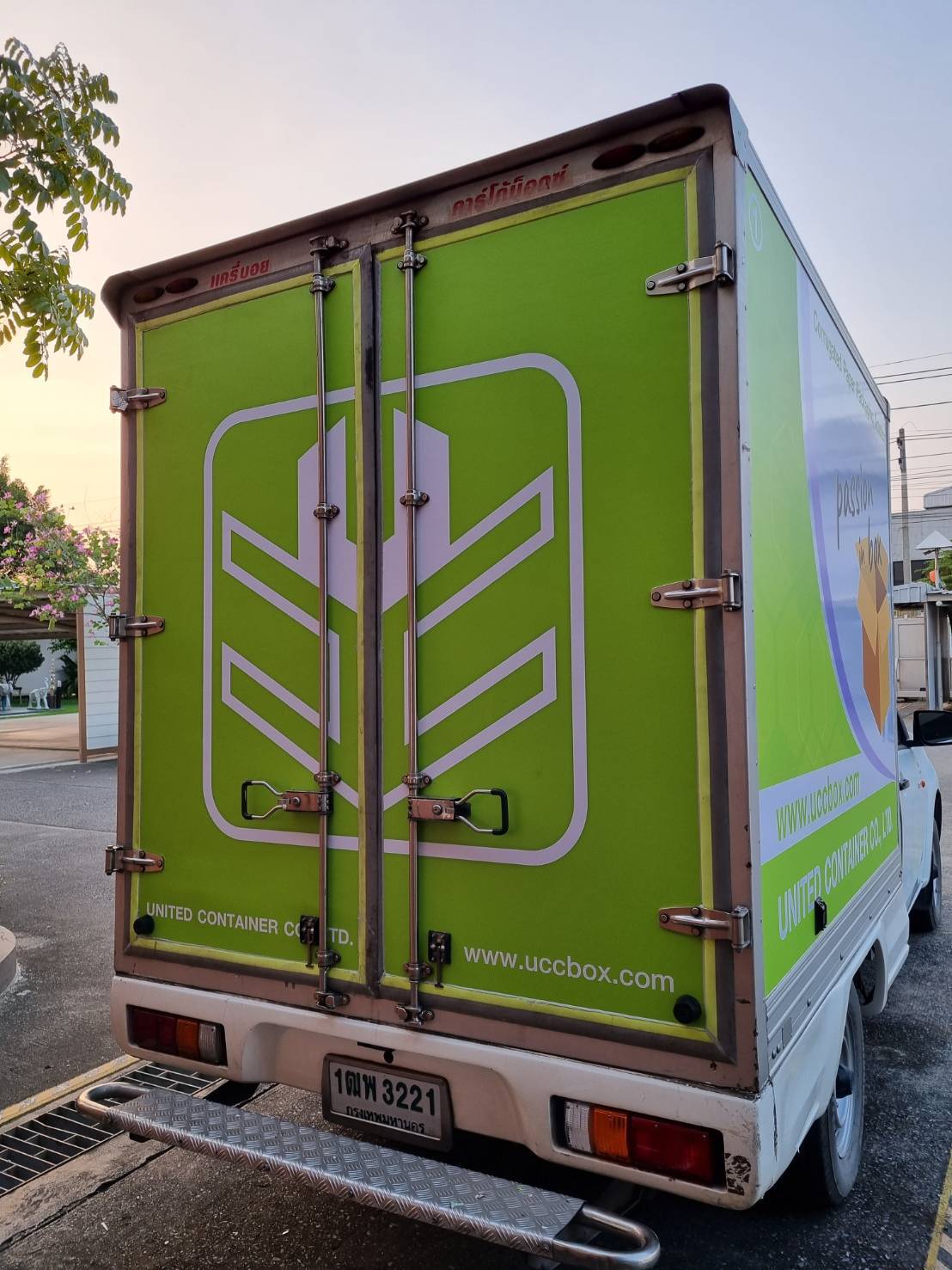 งานติดตั้งติดสติ๊กเกอร์รถกระบะตู้ทึบ สติ๊กเกอร์ทึบแสง